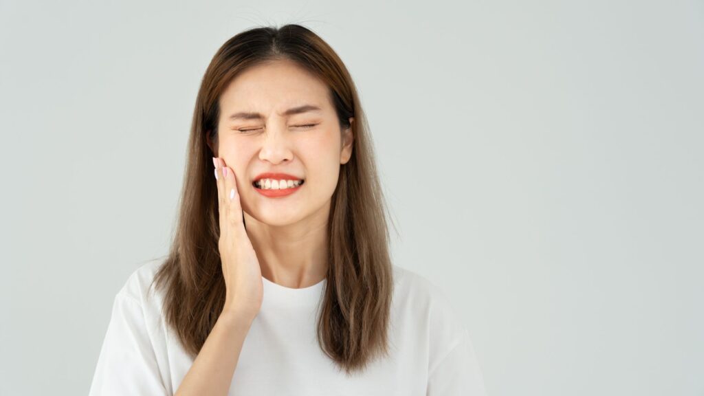 Persona con síntomas de gingivitis y dolor antes del tratamiento periodontal en Las Palma
